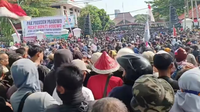 Pati Bergejolak! Massa Penuhi 'Undangan' Bupati Sudewo, Gelar Demo Akbar Tuntut Pencabutan Mandat