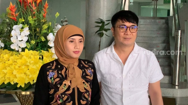 Istri produser Ody Mulya, Mirna Febryani dan kuasa hukumnya Fryan Rabeka di kantor Komisi Yudisial RI kawasan Senen, Jakarta, Selasa, 12 Agustus 2025. [Suara.com/Adiyoga Priyambodo]