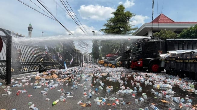 Aksi demo warga di depan Kantor Bupati Pati, Rabu (13/8/2025) ricuh. [Suara.com/Istimewa]