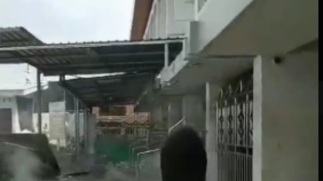 Viral unggahan foto yang menampilkan gas air mata aparat kepolisian diduga menyasar ke sebuah musala. saat demo menuntut Bupati Pati Sudewo mundur. (tangkapan layar/X)
