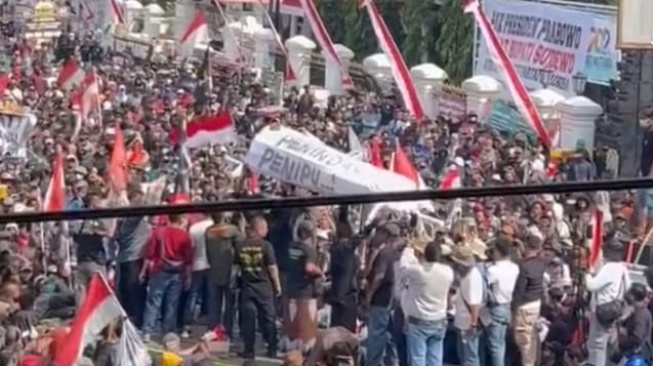 Aksi unjuk rasa yang berlangsung di Kabupaten Pati, Jawa Tengah, berlangsung panas. (tangkap layar/ist)