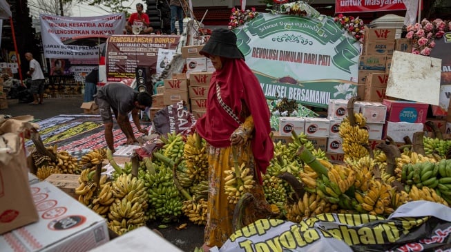 Warga menyortir buah pisang dari petani untuk posko penggalangan donasi logistik unjuk rasa di depan Kantor Bupati Pati, Kabupaten Pati, Jawa Tengah, Selasa (12/8/2025). [ANTARA FOTO/Aji Styawan/rwa]
