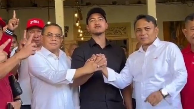 Sebuah video lawas yang menampilkan keakraban Sudewo dengan Ketua Umum Partai Solidaritas Indonesia (PSI), Kaesang Pangarep kembali beredar di media sosial di tengah memanasnya situasi politik di Pati. (tangkap layar/ist)
