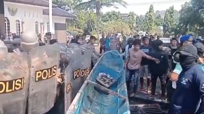 Demo Membara Tuntut Bupati Sudewo Mundur: Rakyat Pati Murka Jebol Pagar DPRD Pakai Perahu!