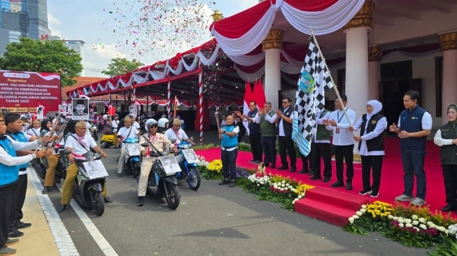 Gubernur Khofifah Lepas Tim Relawan untuk Antarkan Tali Asih kepada Keluarga Pahlawan Nasional