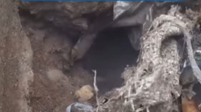 Misteri Lubang di Depok: Asap Mengepul, Suhu 70 Derajat dan Bau Belerang Gegerkan Warga!