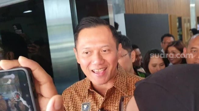 Viral Tatapan Sinis usai Tak Disalami, AHY soal Gibran: Aduh, Gak Ada Masalah!
