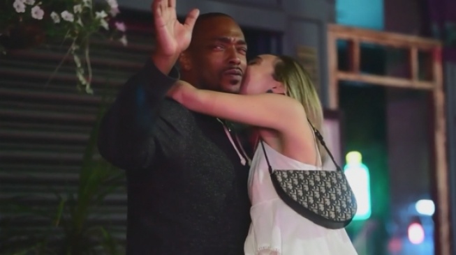 Anthony Mackie kedapatan sedang berciuman di jalanan London (TMZ.com)