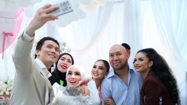 Syahrini kembali membagikan kemeriahan perayaan ulang tahunnya yang ke-45 (Instagram)