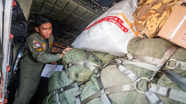 Prajurit TNI AU dari Wing Udara 1 Angkut Lanud Halim Perdanakusuma mengecek bantuan kemanusiaan saat pelGazaepasan Satuan tugas (Satgas) Merah Putih II untuk bantuan kemanusiaan ke Gaza di Lanud Halim Perdanakusuma, Jakarta, Rabu (13/8/2025). [ANTARA FOTO/Bayu Pratama S/tom]