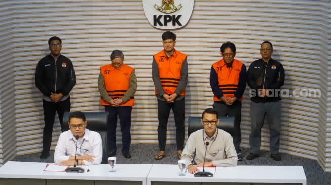 Direktur Utama PT Inhutani V, Dicky Yuana Rady (kanan) bersama Direktur PT Paramitra Mulia Langgeng, Djunaidi (kiri) dan Staf Perizinan SB Grup, Aditya (tengah) mengenakan rompi tahanan usai terjaring Operasi Tangkap Tangan (OTT) di Gedung Merah Putih KPK, Jakarta, Kamis (14/8/2025). [Suara.com/Alfian Winanto]