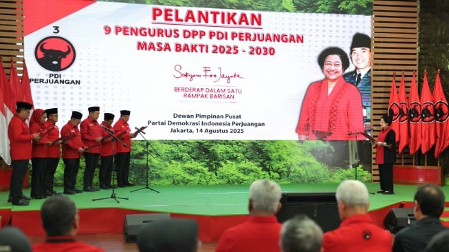 Ketua Umum DPP PDI Perjuangan (PDIP), Megawati Soekarnoputri, kembali melantik sejumlah pengurus Dewan Pimpinan Pusat (DPP) PDIP masa bakti 2025-2025, pada hari ini, Kamis (14/8/2025) siang. (Foto dok. PDIP)