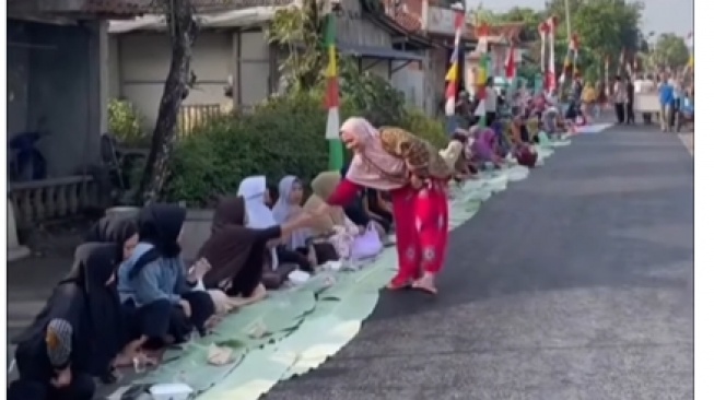 Penantian Enam Tahun Berakhir, Warga Desa Mernek Gelar Syukuran di Atas Jalan Mulus