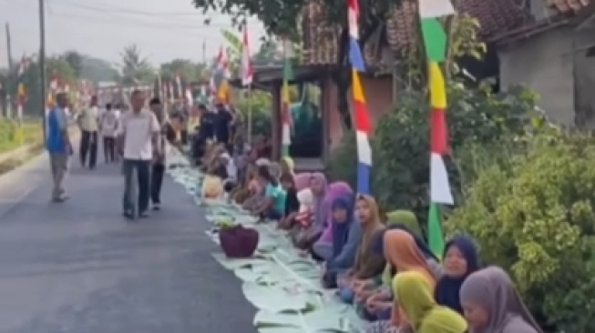 Setelah enam tahun menantikan perbaikan, warga di Desa Mernek, Kabupaten Cilacap, Jawa Tengah, akhirnya bisa merasakan kebahagiaan dengan jalan yang kini mulus dan layak dilalui. (tangkap layar)
