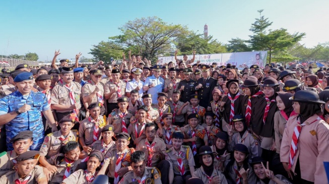 Gubernur Sulawesi Selatan, Andi Sudirman Sulaiman menjadi pembina upacara peringatan Hari Pramuka ke-64 tingkat Kwartir Daerah (Kwarda) Provinsi Sulsel, Kamis 14 Agustus 2025 [SuaraSulsel.id/Humas Pemprov Sulsel]