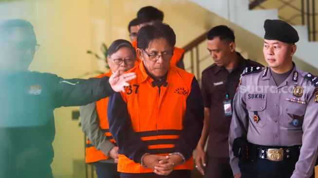 Direktur Utama PT Inhutani V, Dicky Yuana Rady (kanan) bersama Direktur PT Paramitra Mulia Langgeng, Djunaidi (kiri) dan Staf Perizinan SB Grup, Aditya (tengah) mengenakan rompi tahanan usai terjaring Operasi Tangkap Tangan (OTT) di Gedung Merah Putih KPK, Jakarta, Kamis (14/8/2025). [Suara.com/Alfian Winanto]