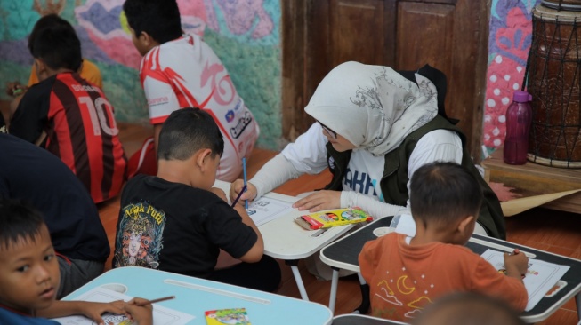 50 karyawan Telkom dari berbagai unit kerja ikut serta dalam program Telkom Employee Voluntrip Day yang mengupayakan pelestarian lingkungan pesisir dan peningkatan kualitas hidup masyarakat lokal melalui kegiatan konservasi dan edukasi (Dok: Telkom)