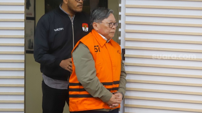 Direktur PT Paramitra Mulia Langgeng, Djunaidi mengenakan rompi tahanan usai terjaring Operasi Tangkap Tangan (OTT) di Gedung Merah Putih KPK, Jakarta, Kamis (14/8/2025). [Suara.com/Alfian Winanto]
