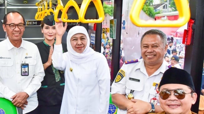 Gubernur Provinsi Jawa Timur, Khofifah Indar Parawansa menyatakan penumpang Trans Jatim diberi tiket dengan tarif Rp0 kecuali Trans Jatim Luxury (Dok: Pemprov Jatim)