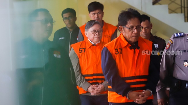 Direktur Utama PT Inhutani V, Dicky Yuana Rady (kanan) bersama Direktur PT Paramitra Mulia Langgeng, Djunaidi (kiri) dan Staf Perizinan SB Grup, Aditya (tengah) mengenakan rompi tahanan usai terjaring Operasi Tangkap Tangan (OTT) di Gedung Merah Putih KPK, Jakarta, Kamis (14/8/2025). [Suara.com/Alfian Winanto]