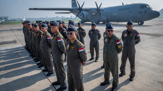Prajurit TNI AU dari Wing Udara 1 Angkut Lanud Halim Perdanakusuma mengikuti pelepasan Satuan tugas (Satgas) Merah Putih II untuk bantuan kemanusiaan ke Gaza di Lanud Halim Perdanakusuma, Jakarta, Rabu (13/8/2025). [ANTARA FOTO/Bayu Pratama S/tom]