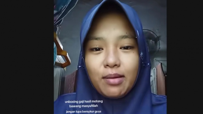 Penuh Syukur, Mila Unboxing Gaji Rp 12 ribu dari Kerja Potong Bawang 16 Kg : Alhamdulillah!