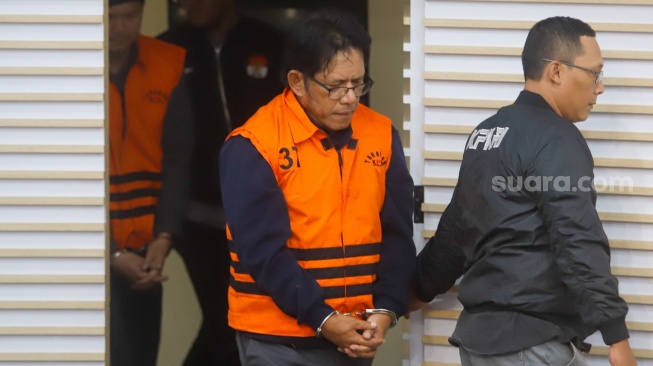 Direktur Utama PT Inhutani V, Dicky Yuana Rady mengenakan rompi tahanan usai terjaring Operasi Tangkap Tangan (OTT) di Gedung Merah Putih KPK, Jakarta, Kamis (14/8/2025). [Suara.com/Alfian Winanto]