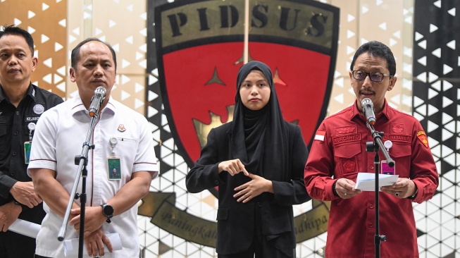 Direktur Penyidikan pada Jaksa Agung Muda Bidang Tindak Pidana Khusus (Jampidsus) Kejagung Nurcahyo Jungkung Madyo (kanan) bersama Kapuspenkum Kejagung Anang Supriatna (kiri) menyampaikan keterangan penetapan tersangka kasus dugaan korupsi PT Sritex di Kejaksaan Agung, Jakarta, Rabu (13/8/2025).[ANTARA FOTO/Muhammad Adimaja/nym]