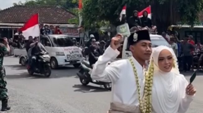 Nikah Dirayakan se-Pati, 5 Fakta Kocak Pengantin yang Foto Berlatar Demo Lengserkan Bupati Sudewo