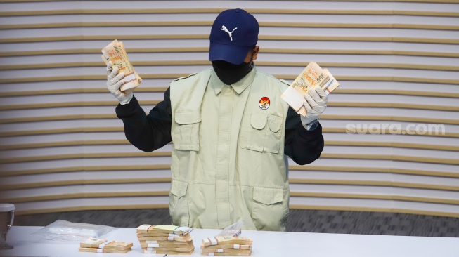 Barang bukti hasil Operasi Tangkap Tangan (OTT) ditampilkan saat rilis di Gedung Merah Putih KPK, Jakarta, Kamis (14/8/2025). [Suara.com/Alfian Winanto]
