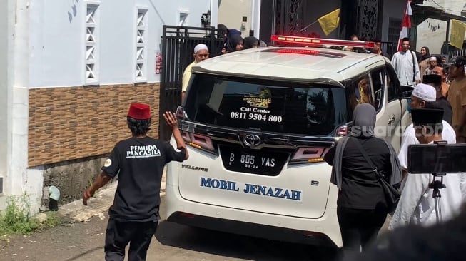 Suasana rumah duka Mpok Alpa di kawasan Ciganjur, Jakarta, Jumat, 15 Agustus 2025. [Suara.com/Adiyoga Priyambodo]