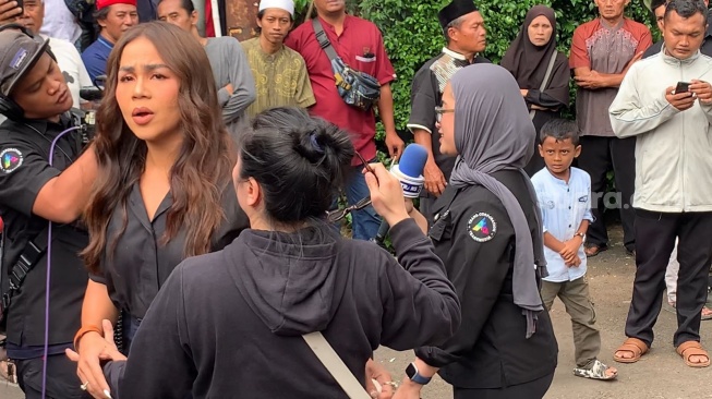 Tangis Melaney Ricardo di rumah duka Mpok Alpa di kawasan Ciganjur, Jakarta, Jumat, 15 Agustus 2025. [Suara.com/Adiyoga Priyambodo]