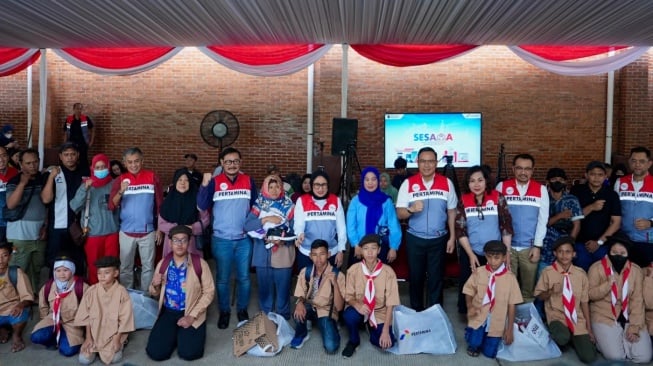 Sambut HUT RI ke-80, Pertamina Bagi Seribu Seragam Sekolah untuk Anak-anak di Cilincing