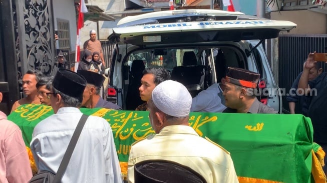 Suasana rumah duka Mpok Alpa di kawasan Ciganjur, Jakarta, Jumat, 15 Agustus 2025. [Suara.com/Adiyoga Priyambodo]