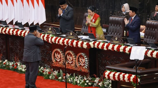 Presiden Prabowo Subianto (kiri) memberikan hormat kepasa Ketua MPR Ahmad Muzani (kedua kiri), Ketua DPR Puan Maharani (kedua kanan), dan Ketua DPD Sultan Bachtiar Najamudin (kanan) sebelum menyampaikan pidato dalam Sidang Tahunan MPR RI dan Sidang Bersama DPR-DPD RI Tahun 2025 di Gedung Nusantara, Kompleks Parlemen, Jakarta, Jumat (15/8/2025). [ANTARAFOTO/Dhemas Reviyanto/app/rwa]