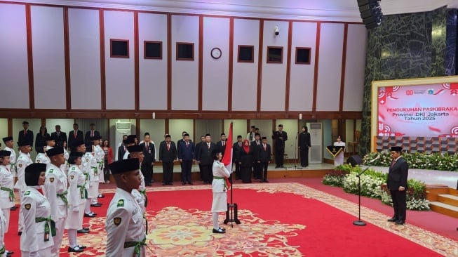 Pramono Anung Kukuhkan 42 Anggota Paskibraka DKI untuk HUT ke-80 RI