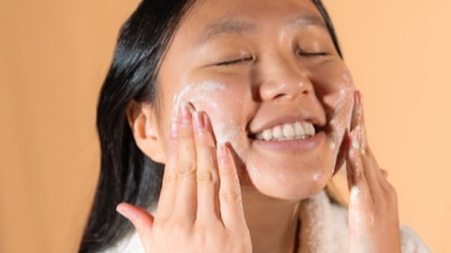 4 Rekomendasi Gentle Cleanser Low pH untuk Jaga Skin Barrier, Kulit Lembap Tanpa Sensasi Ketarik