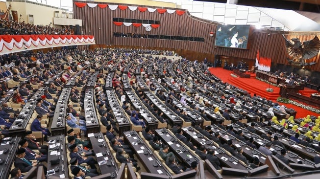 Suasana saat Presiden Prabowo Subianto menyampaikan pidato dalam Sidang Tahunan MPR RI dan Sidang Bersama DPR-DPD RI Tahun 2025 di Gedung Nusantara, Kompleks Parlemen, Jakarta, Jumat (15/8/2025). [ANTARAFOTO/Dhemas Reviyanto/app/rwa]
