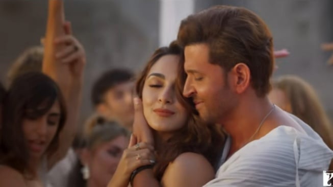 Film War 2 yang dibintangi Hrithik Roshan, N.T Rama Rao Jr, dan Kiara Advani tengah bikin heboh di India. Film ini resmi dirilis pada 14 Agustus 2025 dan menjadi film action paling ditunggu-tunggu. [Yash Raj Film]