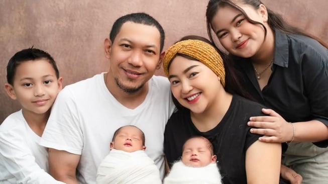 Nyaman Digendong Raffi Ahmad dan Irfan Hakim, Tatapan Polos Bayi Kembar Mpok Alpa Jadi Sorotan