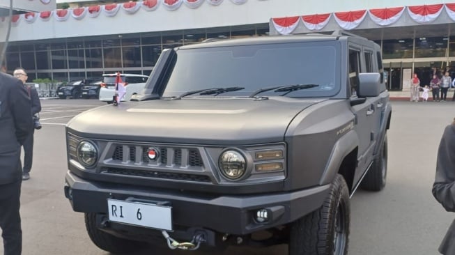 Mobil Dinas Puan Maharani berpelat nomor RI 6 digunakan saat menghadiri Sidang Tahunan di Kompleks Gedung Parlemen, Jakarta, Jumat (15/8/2025). [Suara.com/Bagaskara]