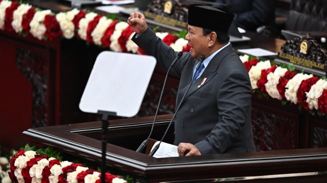 Presiden Prabowo Subianto menyampaikan pidato kenegaraan dalam rangka Penyampaian Pengantar/Keterangan Pemerintah atas RUU tentang APBN Tahun Anggaran 2026 beserta Nota Keuangannya saat Sidang Paripurna Pembukaan Masa Persidangan I DPR Tahun Sidang 2025-2026 di Gedung Nusantara, Kompleks Parlemen, Jakarta, Jumat (15/8/2025). [ANTARAFOTO/Dhemas Reviyanto/sgd/YU]