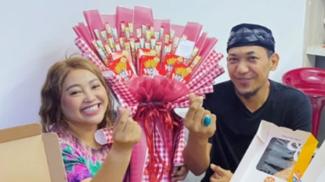 Apa Pekerjaan Suami Mpok Alpa? Kini Harus Rawat 4 Anak, Termasuk Bayi Kembar Usia 10 Bulan