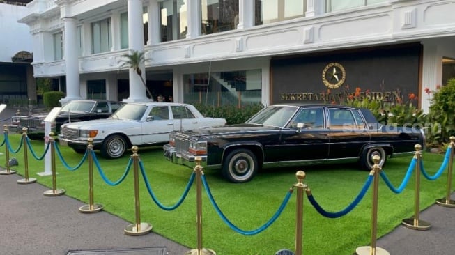 Dua jenis mobil bertipe sama, yakni Cadillac Fleetwood Brougham tahun 1980 dan satu mobil merk Mercedes Benz S280 tahun 1980 mejeng di Istana jelang HUT ke-80 RI. (Suara.com/Novian)