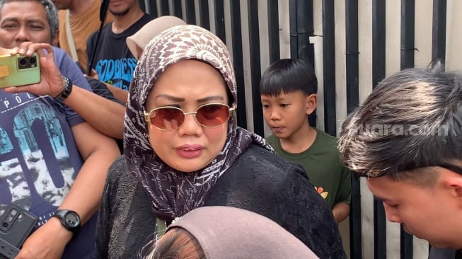 Elly Sugigi di rumah duka Mpok Alpa di kawasan Ciganjur, Jakarta, Jumat, 15 Agustus 2025. [Suara.com/Adiyoga Priyambodo]
