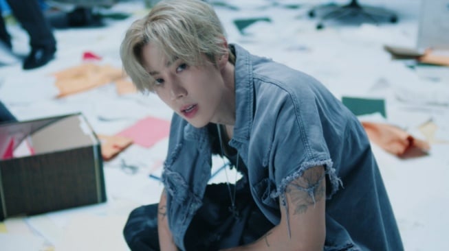 Mark Tuan Ungkap Kisah Cinta Dramatis di Lagu Solo Terbaru 'Hold Still'