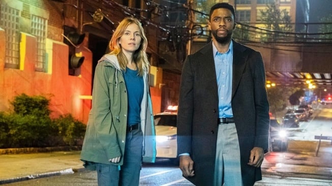 Film 21 Bridges yang dibintangi Chadwick Boseman akan tayang malam ini pukul 23.00 WIB di Trans TV. [YouTube]