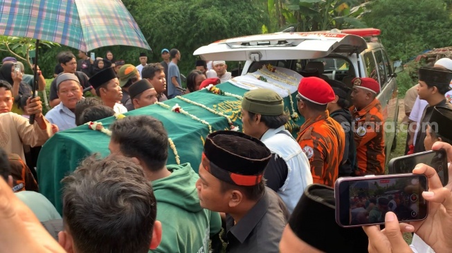 Potret Billy Syahputra dan Anwar BAB ikut bopong jenazah Mpok Alpa di Komplek Makam Wakaf Kujaran di kawasan Ciganjur, Jakarta, Jumat, 15 Agustus 2025. [Suara.com/Adiyoga Priyambodo]