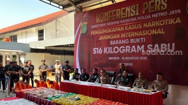 Polda Metro Jaya mengungkap jaringan peredaran narkotika jaringan internasional Iran, China, Malaysia, dan Indonesia. Dalam penggerebekan ini, polisi menyita barang bukti sabu seberat 516 kilogram. (Suara.com/M Yasir)