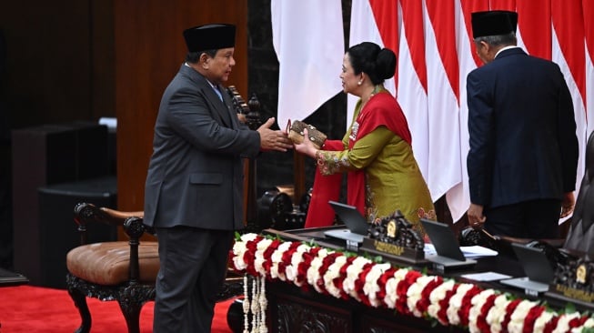 Presiden Prabowo Subianto (kiri) bersalaman dengan Ketua DPR Puan Maharani (tengah) seusai Sidang Paripurna Pembukaan Masa Persidangan I DPR Tahun Sidang 2025-2026 di Gedung Nusantara, Kompleks Parlemen, Jakarta, Jumat (15/8/2025). [ANTARA FOTO/Dhemas Reviyanto/sgd/YU]